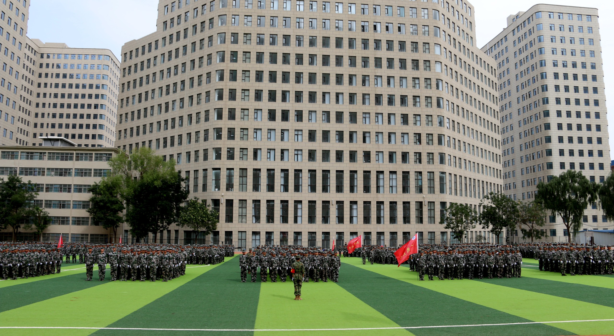 兰州科技职业学院2025级新生军训汇报表演暨总结表彰大会圆满举行