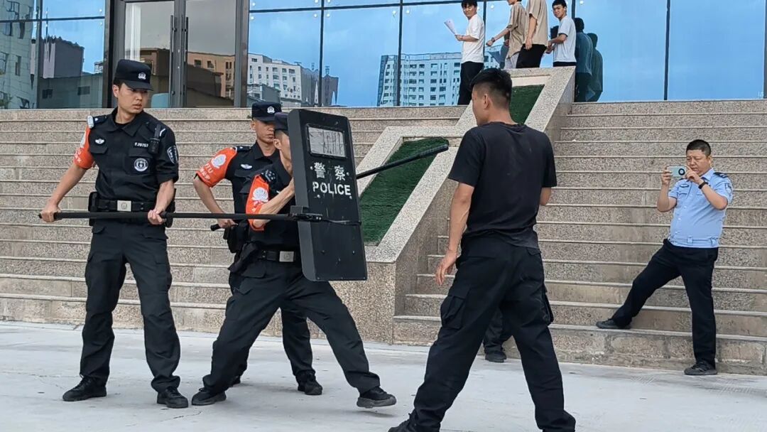 学院组织开展校园防爆反恐应急演练